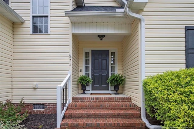 property entrance featuring crawl space