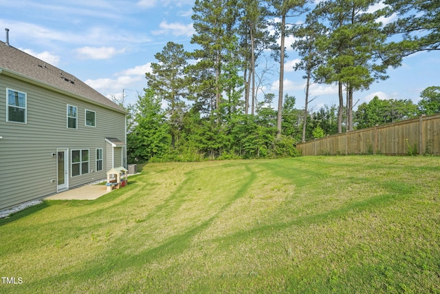 view of yard featuring a patio area