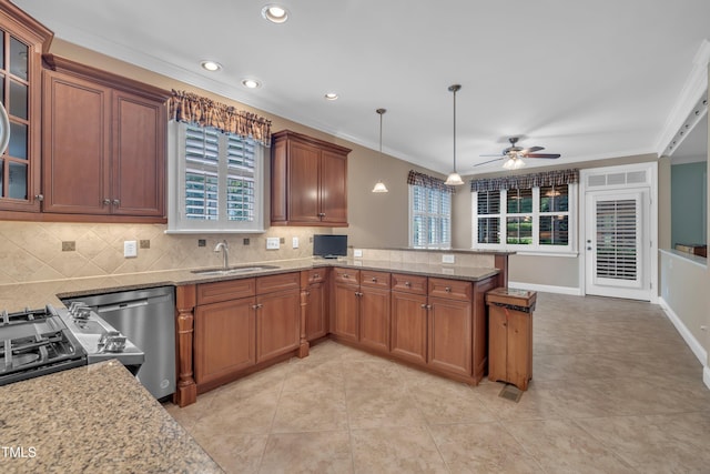 kitchen featuring a sink, a peninsula, a ceiling fan, ornamental molding, and decorative backsplash