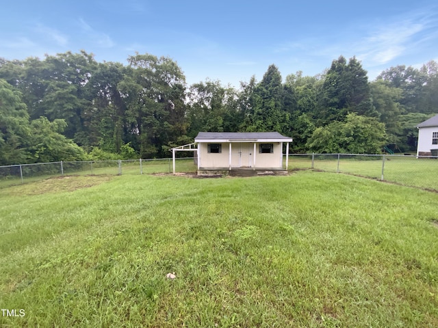 view of yard featuring an outdoor structure