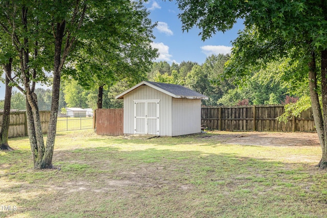 view of yard featuring a shed and an outbuilding