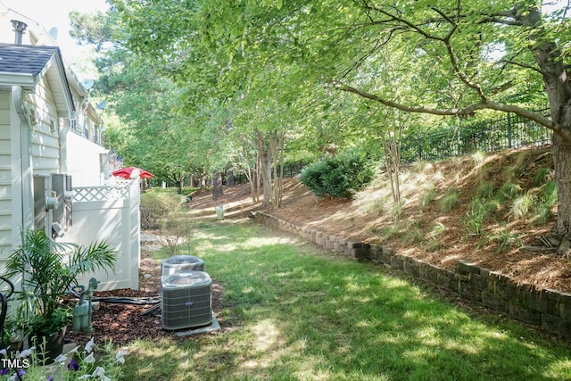 view of grassy yard featuring cooling unit