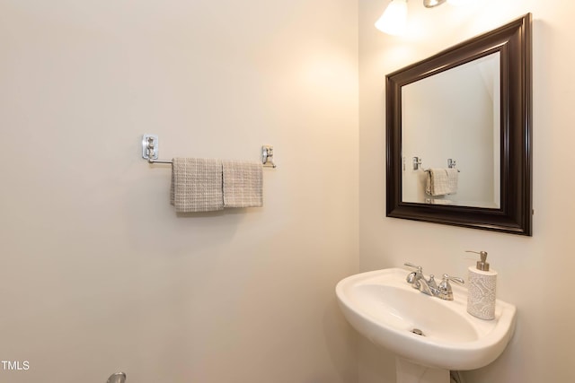 bathroom featuring a sink