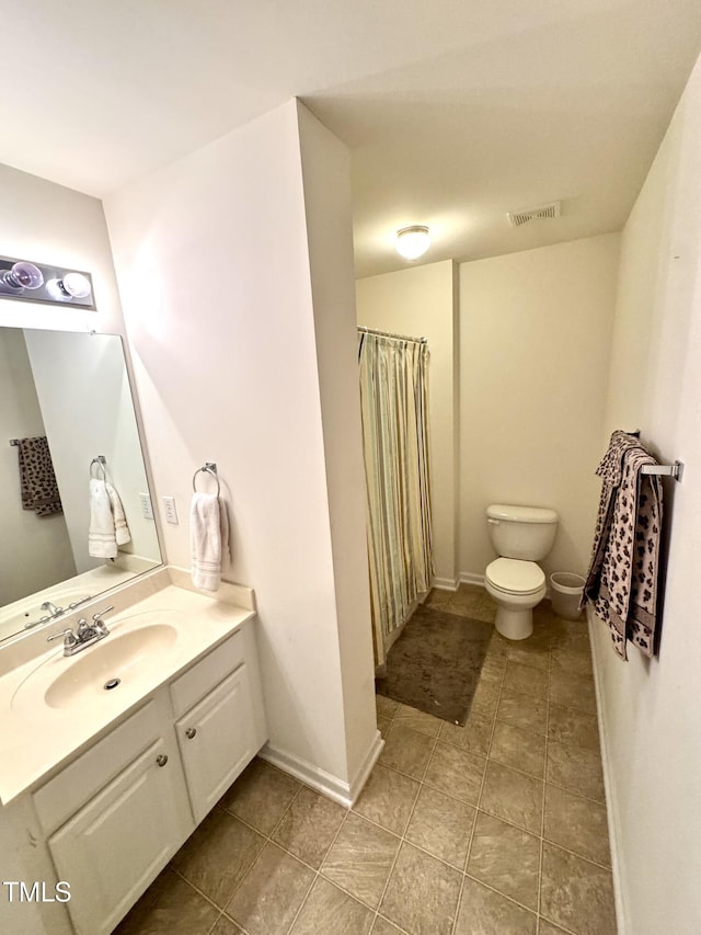 full bath with toilet, vanity, tile patterned flooring, a shower with shower curtain, and baseboards
