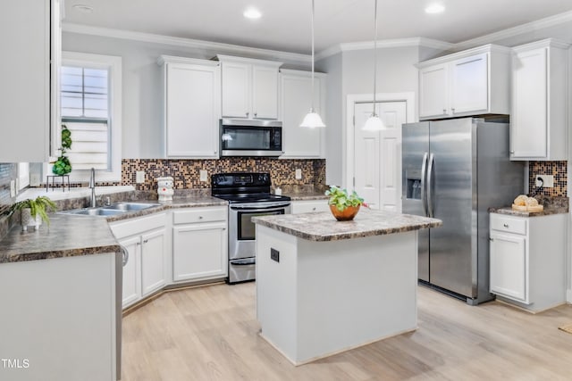 kitchen featuring stainless steel appliances, a sink, crown molding, light wood-style flooring, and tasteful backsplash
