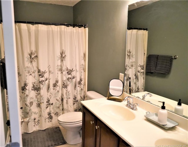 full bath featuring toilet, vanity, and a shower with curtain