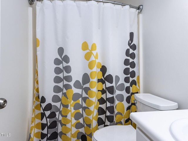 full bath with toilet, vanity, and a shower with shower curtain