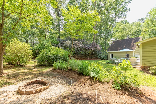 view of yard featuring a fire pit