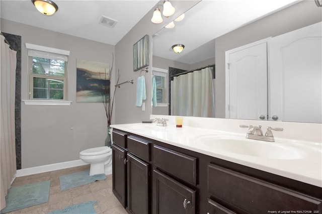 full bath featuring toilet, double vanity, baseboards, and curtained shower