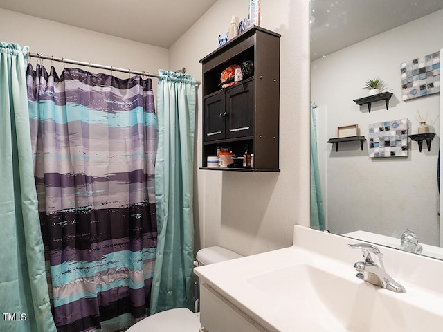 full bathroom featuring toilet, vanity, and a shower with curtain