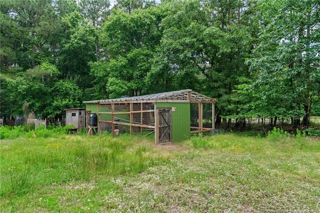 view of yard with an outbuilding