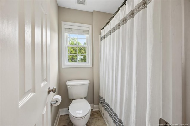 full bath featuring baseboards, toilet, and a shower with curtain