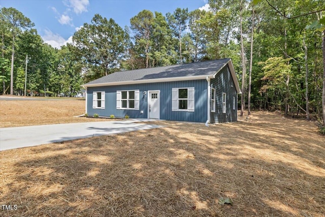 ranch-style home with roof with shingles