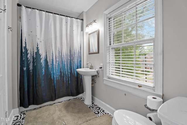 925 S Chestnut St, Henderson, NC 27536 - full bath featuring toilet, curtained shower, and baseboards
