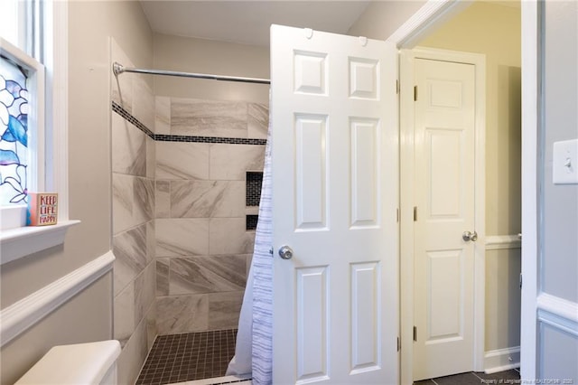 bathroom featuring a tile shower