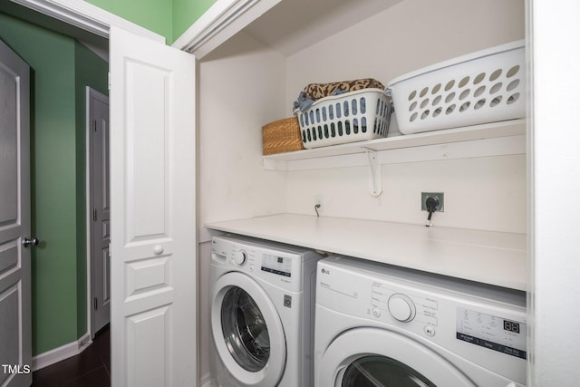 laundry area featuring washer and clothes dryer and baseboards