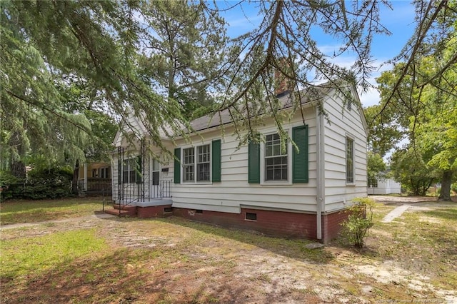 view of front of home featuring crawl space