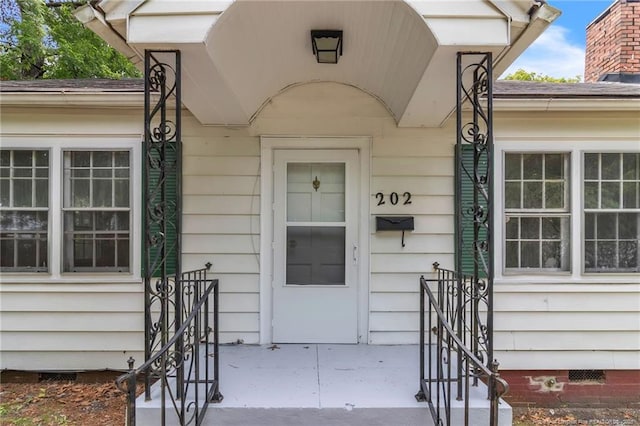property entrance featuring crawl space