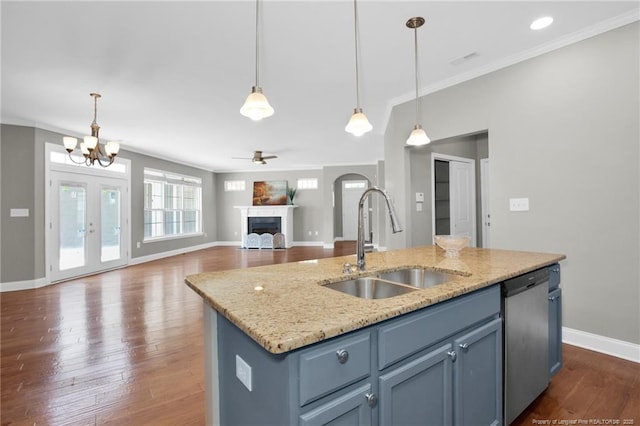 kitchen featuring a sink, dishwasher, ornamental molding, dark wood-type flooring, and a ceiling fan