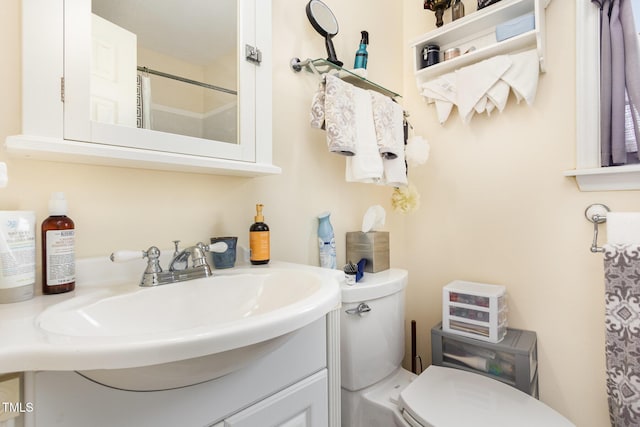 full bath with toilet, vanity, and a shower with shower curtain