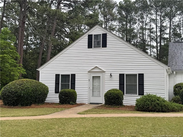 view of front of home featuring a front lawn
