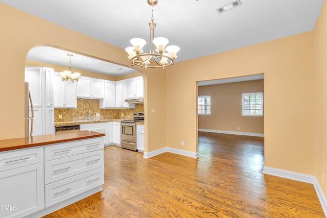 6423 New Market Way, Raleigh, NC 27615 - kitchen with stainless steel appliances, a chandelier, under cabinet range hood, and arched walkways