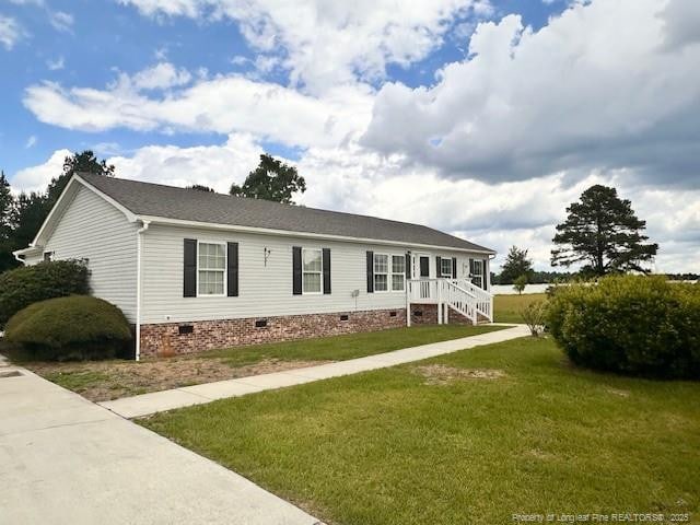 manufactured / mobile home with crawl space and a front yard