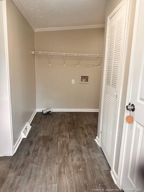 washroom featuring wood finished floors, crown molding, washer hookup, and baseboards