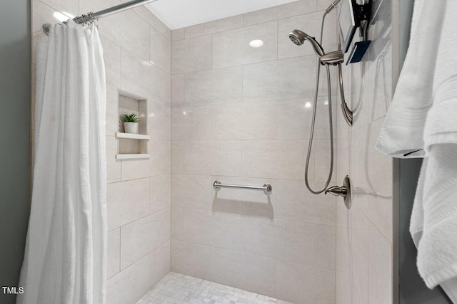 3002 Bartlett Cir, Hillsborough, NC 27278 - bathroom featuring a tile shower