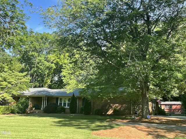 view of front of home featuring a front lawn and brick siding