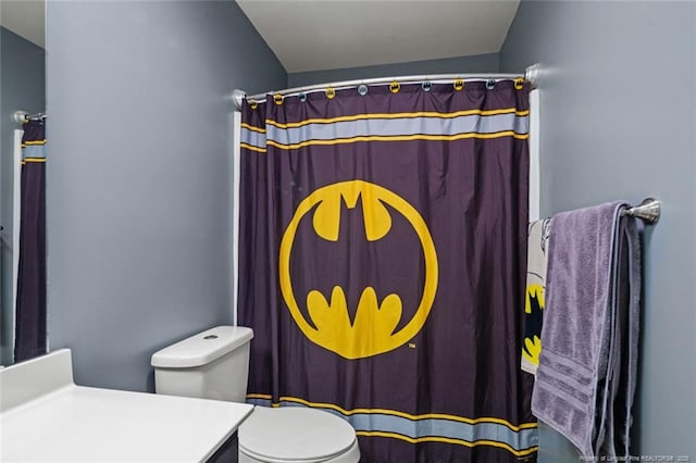 full bath featuring vanity, toilet, and a shower with shower curtain