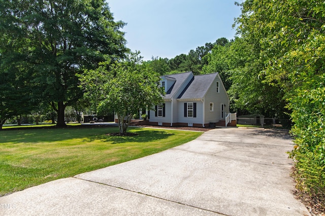 5413 Lower Creek Ct, Apex, NC 27539 - new england style home featuring concrete driveway, a front yard, and crawl space