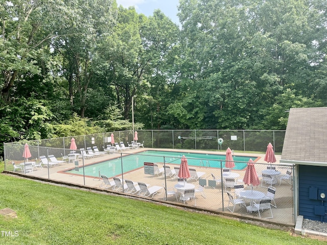 5514 Oldtowne Rd, Raleigh, NC 27612 - community pool with a patio area