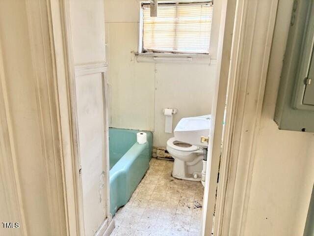 full bathroom featuring toilet and a bathtub