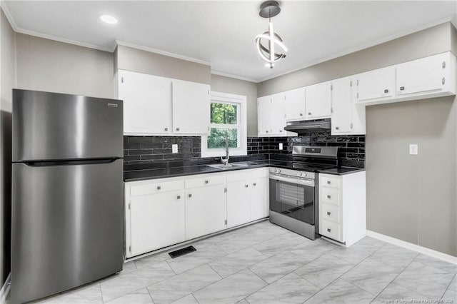 kitchen with stainless steel appliances, under cabinet range hood, dark countertops, a sink, and ornamental molding