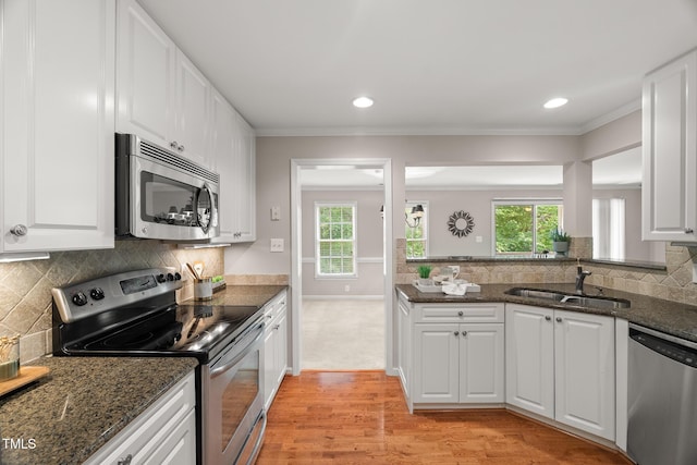313 Glen Echo Ln Unit J, Cary, NC 27518 - kitchen featuring stainless steel appliances, a sink, white cabinets, light wood-style flooring, and crown molding