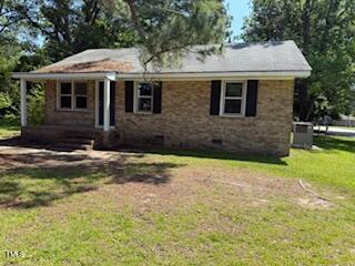 ranch-style house with crawl space and a front lawn