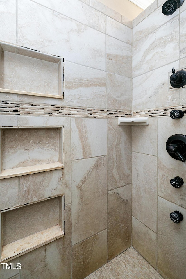 2709 Les Paul Ln, Apex, NC 27539 - bathroom featuring tiled shower