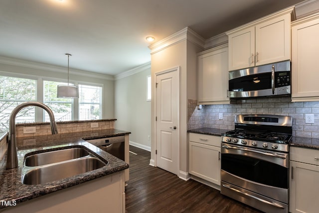 5638 Wade Park Blvd, Raleigh, NC 27607 - kitchen with appliances with stainless steel finishes, a sink, dark wood-style flooring, backsplash, and baseboards
