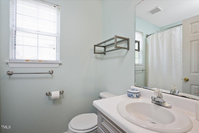 4520 Timberhurst Dr, Raleigh, NC 27612 - full bathroom featuring toilet, vanity, and curtained shower