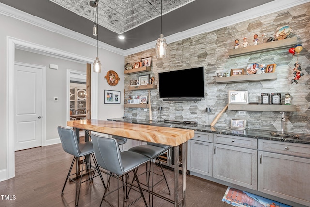 200 Baskerville Ct, Holly Springs, NC 27540 - bar with dark wood finished floors, hanging light fixtures, crown molding, and backsplash