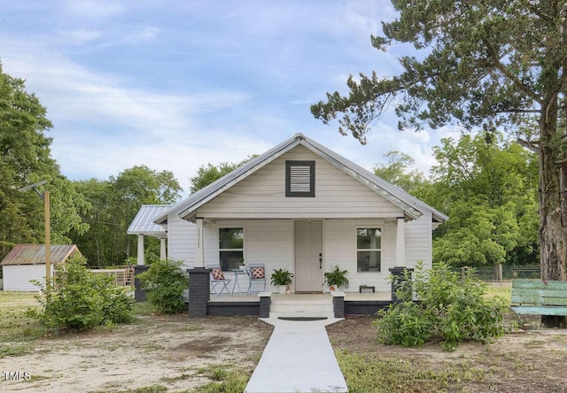 1315 Bull St, Garland, NC 28441 - bungalow featuring covered porch