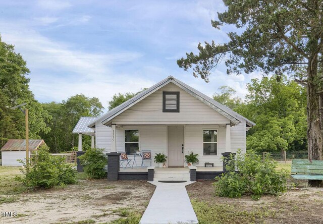 1315 Bull St, Garland, NC 28441 - bungalow featuring covered porch