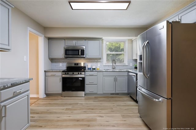 408 Harril Cir, Spring Lake, NC 28390 - kitchen featuring stainless steel appliances, gray cabinets, a sink, and backsplash
