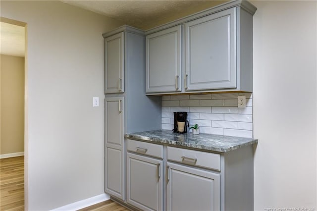 408 Harril Cir, Spring Lake, NC 28390 - kitchen featuring gray cabinetry, tasteful backsplash, light wood-style flooring, and baseboards