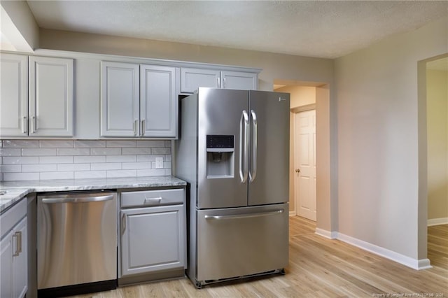 408 Harril Cir, Spring Lake, NC 28390 - kitchen with stainless steel appliances, light wood-style floors, backsplash, and gray cabinetry