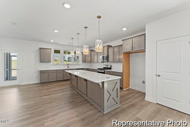 56 Mable Ct Unit 20, Lillington, NC 27546 - kitchen featuring stainless steel appliances, a sink, light wood-style floors, baseboards, and recessed lighting