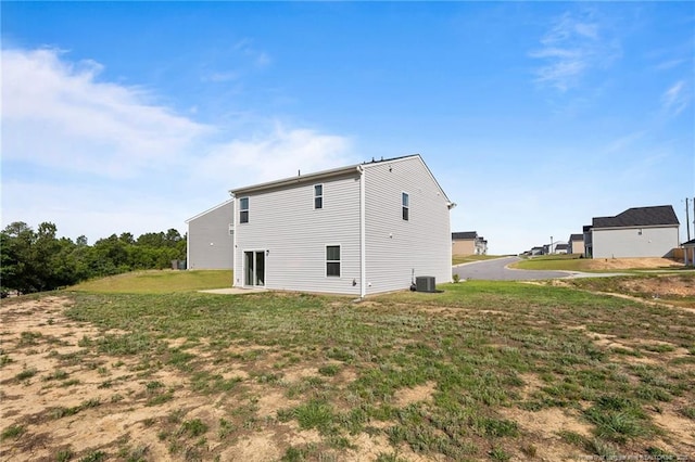 905 Sapphire Stone Ln, Hope Mills, NC 28348 - back of property featuring a yard and central AC