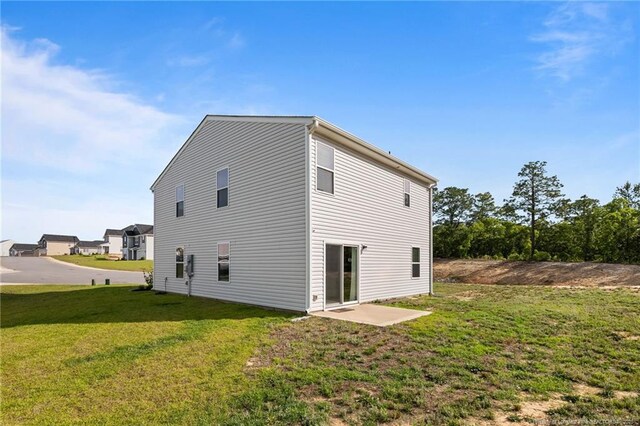 905 Sapphire Stone Ln, Hope Mills, NC 28348 - rear view of house with a lawn