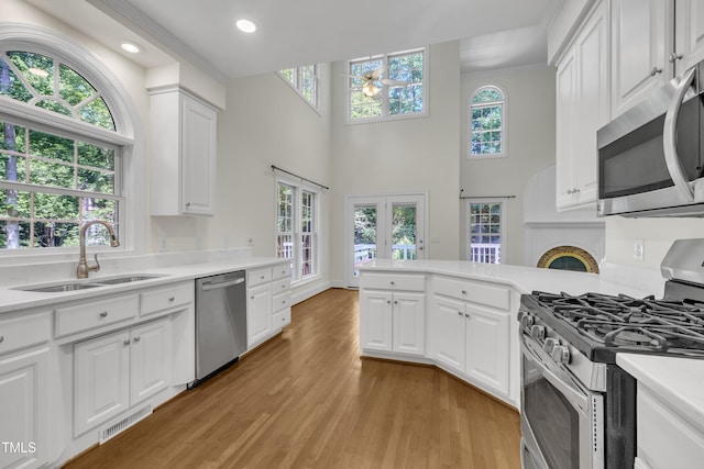5121 Ten Point Trl, Wake Forest, NC 27587 - kitchen featuring stainless steel appliances, a sink, a ceiling fan, light countertops, and recessed lighting